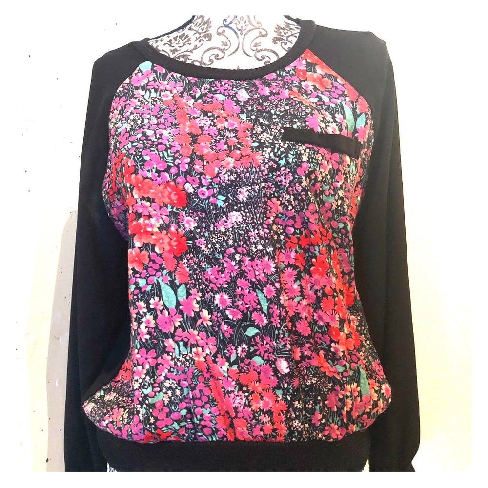 Lightweight long-sleeved blouse